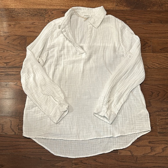 beachlunchlounge Tops - BEACHLUNCHLOUNGE - gauzy fabric low sleeve top white v neck 100% cotton size XL